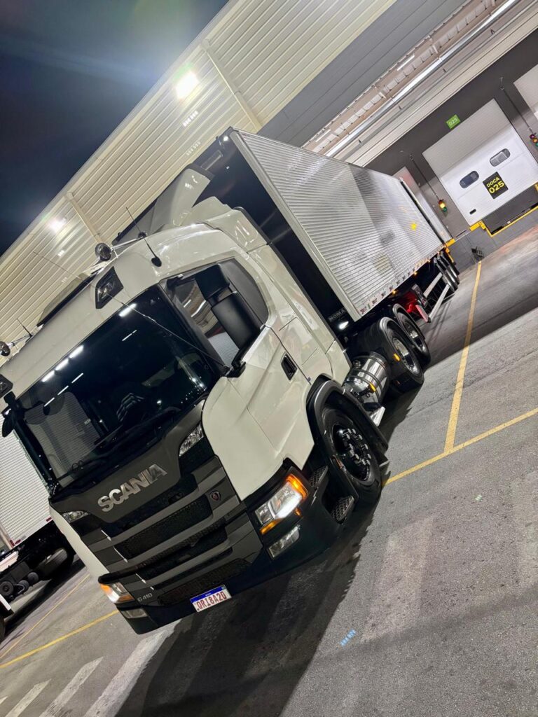 Caminhão Scania DPK Transportes